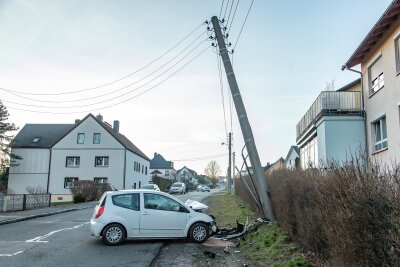 Nach Autounfall - Drei Häuser ohne Strom - Der Citroën-Fahrer kam aus noch ungeklärter Ursache auf der Zwickauer Straße von der Fahrbahn ab.