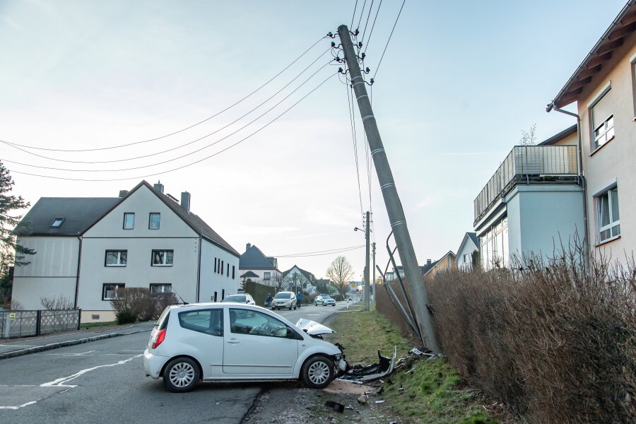 Nach Autounfall - Drei Häuser ohne Strom - Der Citroën-Fahrer kam aus noch ungeklärter Ursache auf der Zwickauer Straße von der Fahrbahn ab.