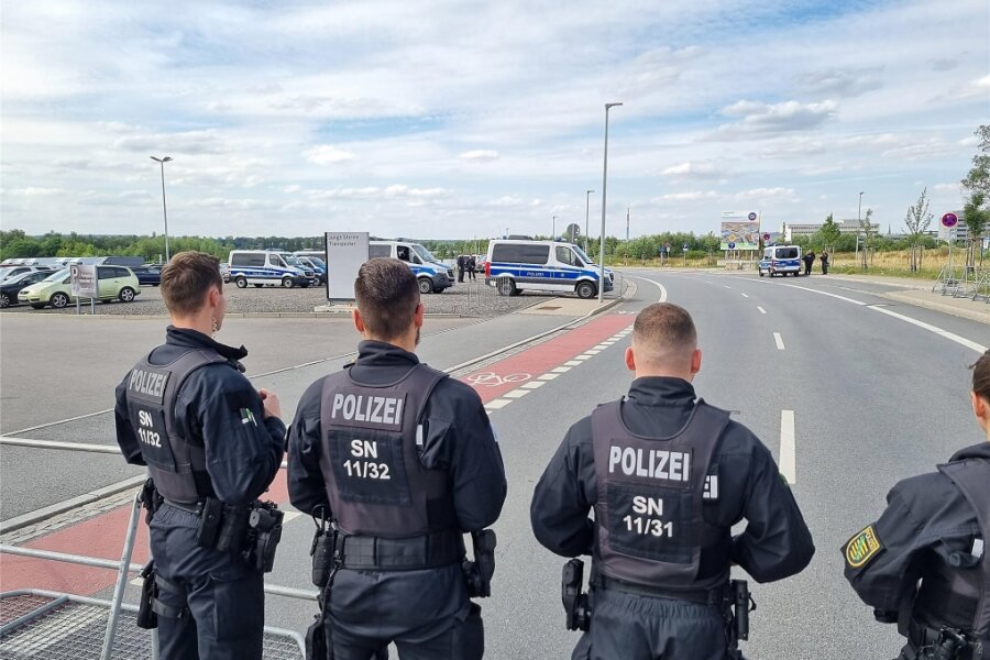 Nach Baerbock-Besuch in Chemnitz und dem Erzgebirge: Polizei zieht Bilanz - Die Polizei hatte die Fraunhofer Straße gesperrt. Insgesamt waren 427 Einsatzkräfte beteiligt.