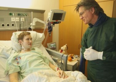 Nach bangem Warten: Kevin aus Aue erhält ein Spenderherz - Der Auer Kevin Kerrutt mit TV-Moderator Peter Escher, der der Familie geholfen hatte.