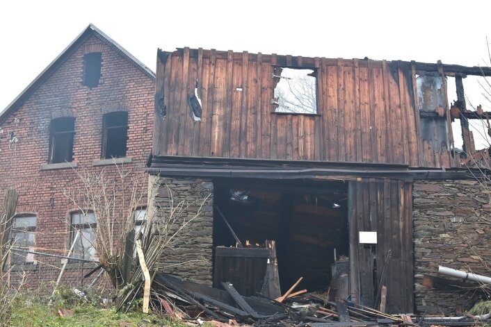 Nach Bauernhof-Großbrand bleiben viele Fragen noch offen - Das Gehöft wurde weitgehend zerstört. Zuvor hatten rund 100 Feuerwehrleute gegen die Flammen gekämpft. 