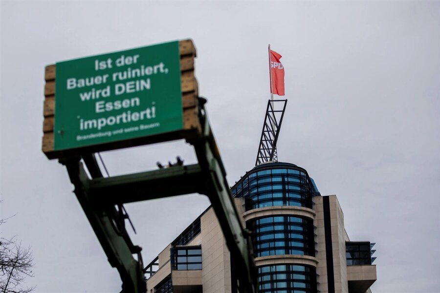 Nach Bauernprotesten: Wie sich Sachsen zu Agrardiesel-Plänen der Ampel verhält - Die Proteste führten die Landwirte bis vor das Berliner Willy-Brandt-Haus, die SPD-Zentrale in der Hauptstadt.