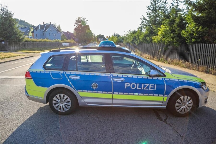 Nach Bedrohung in Schwarzenberg-Neuwelt: Ermittlungen der Polizei dauern an - Im Zuge des Polizei-Großeinsatzes am 7. Juli in Schwarzenberg-Neuwelt wurde die Bundesstraße 101 gesperrt.