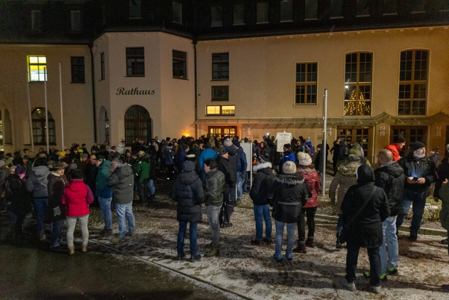 Bei Protesten gegen die Impfpflicht hat Rodewischs Bürgermeisterin Kerstin Schöniger Gespräche zu den Demonstranten gesucht. 