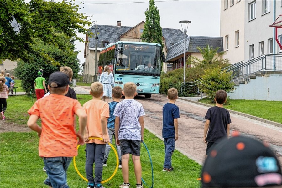 Nach Beinahe-Unfall auf Auerbacher Schulhof: Stadtrat drängt auf Lösung zu Bus-Schleife - Mehrere Busse fahren täglich durch das Gelände der Grundschule Hinterhain. Für die dort spielenden Hortkinder ist das gefählich.