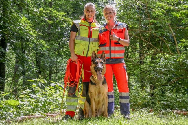 Hundeführerin Victoria Bergner mit DLRG-Rettungshund Roland jr. Böhm und Teamhelferin Lisette Sommer (v.l.) nach der bestandenen Prüfung. 