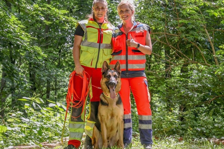 Nach bestandener Prüfung: DLRG Mittelsachsen steigt in Hundestaffel für Mantrailer ein - Hundeführerin Victoria Bergner mit DLRG-Rettungshund Roland jr. Böhm und Teamhelferin Lisette Sommer (v.l.) nach der bestandenen Prüfung. 