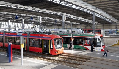 Nach Blitz-Streik: Chemnitzer City-Bahn fährt wieder regulär - Züge der City-Bahn halten im Hauptbahnhof in Chemnitz neben Regionalbahnen.