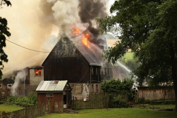 Nach Blitzschlag: Bauernhaus komplett zerstört - Bei dem Brand am Sonntag in Kleinhartmannsdorf ist das Bauernhaus komplett zerstört worden.
