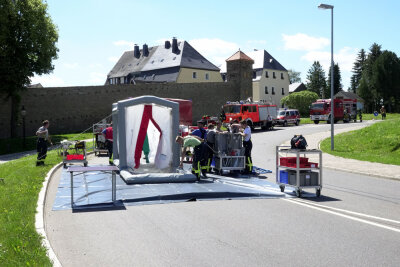An der Zschopauer Straße am Parkplatz an der Stadthalle wurde ein Zelt zur Dekontamination aufgebaut. 