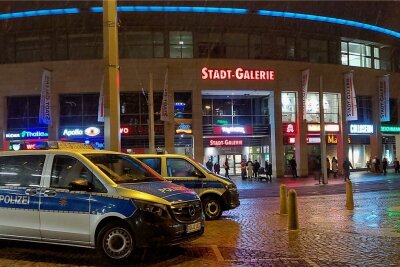 Nach Bombendrohung gegen Plauener Stadt-Galerie: So ist der Stand der Ermittlungen - Nach der Bombendrohung hatte die Polizei die Stadt-Galerie geräumt und abschließend abgeriegelt.