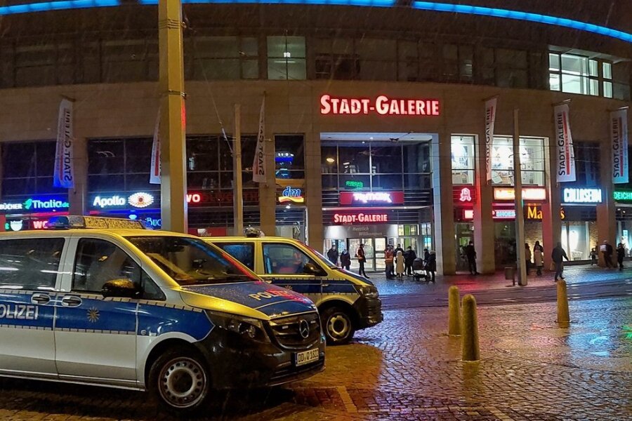 Nach Bombendrohung gegen Plauener Stadt-Galerie: So ist der Stand der Ermittlungen - Nach der Bombendrohung hatte die Polizei die Stadt-Galerie geräumt und abschließend abgeriegelt.
