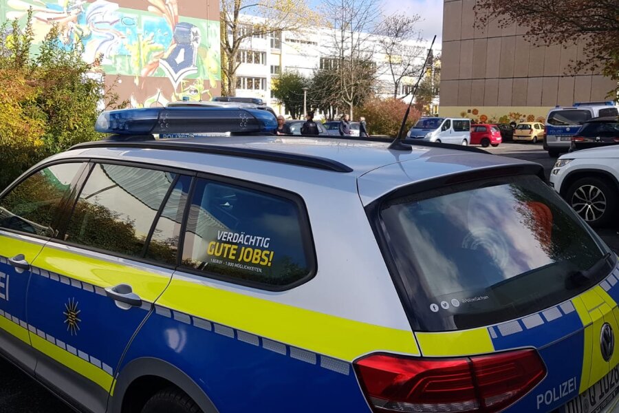 Nach Bombendrohung in Plauen: Kein Sprengstoff entdeckt - Die Polizei sucht nach Sprengstoff im Schulgebäude. 