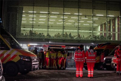 Nach Bombenfund in Plauen: 4300 Personen evakuiert - Am späten Abend ist die Bombe entschärft - Die Festhalle wurde zum Ausweichquartier für Evakuierte geöffnet. Nach der Registrierung im Foyer wurden die Menschen in den Festsaal gebracht.