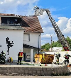 Nach Brand im Bordell: Verdächtige in Haft - Die Feuerwehr hatte den Brand per Drehleiter gelöscht. 