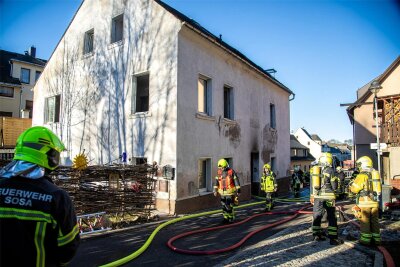 Nach Brand im Erzgebirge: Hausbewohner müssen kurz vor Weihnachten in Notunterkünfte ziehen - Das Wohnhaus in Eibenstock ist nach dem Brand nicht mehr bewohnbar.