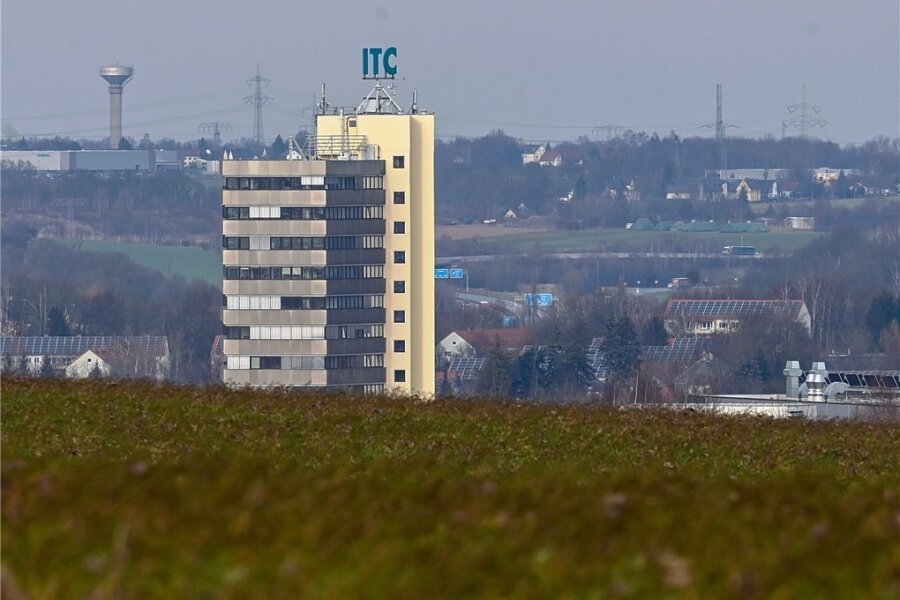 In der obersten Etage des markanten, 58 Meter hohen Bürohochhauses des ITC Industrie- und Technologieparks Heckert hatte der Täter im Februar 2020 den Brand gelegt. Dafür soll er nun in Haft. 