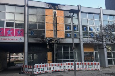 Nach Brand in Chemnitzer Tanzschule: Sanierung soll im Januar beginnen - Die Fassade des Gebäudes ist im August durch einen Unfall in Brand geraten. Der Schaden ist größer, als zunächst gedacht. 