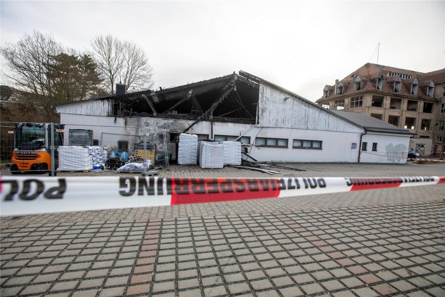 Nach Brand in der Neujahrsnacht in Plauen: Bäckerei kehrt an alten Standort zurück - Das Feuer in der Neujahrsnacht hatte das Gebäude an der Ricarda-Huch-Straße schwer beschädigt.