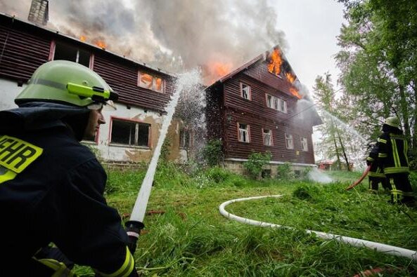 Nach Brand in ehemaligem Ferienheim: Polizei sucht nach Zeugen - 93 Feuerwehrmänner waren bei dem Brand im ehemaligen Heidersdorfer Ferienheim am 29.05.2014 im Einsatz.