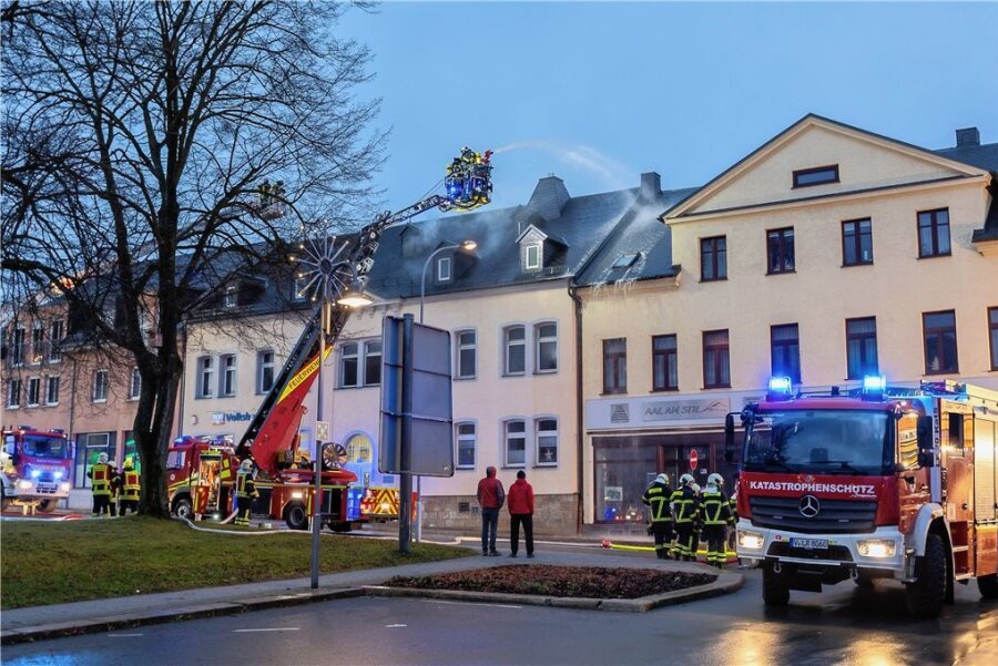 Nach Brand in Falkenstein: SB-Standort der Volksbank bleibt geschlossen - Fünf Feuerwehren waren im Dezember 2022 zum Löschen des Brandes in einem Wohn- und Geschäftshaus an der Falkensteiner Hauptstraße im Einsatz. 