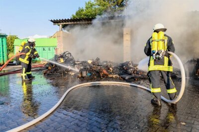 Nach Brand in Falkenstein: Wertstoffhof öffnet am Donnerstag mit Einschränkungen - Die Feuerwehren löschen den Sperrmüll.