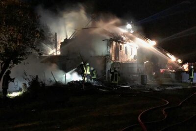 Das Wohnhaus und die Scheune waren trotz des Einsatzes von 50 Feuerwehrleuten aus sechs Wehren nicht mehr zu retten. 