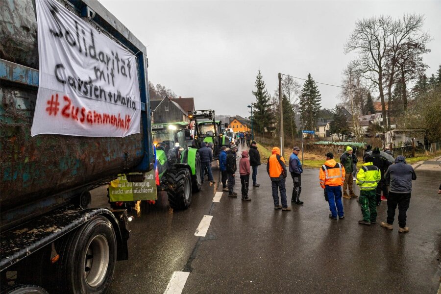 Nach Brand in Landwirtschafts-Unternehmen in Oelsnitz: Spendenkampagne für Opfer gestartet - Unterstützer versammelten sich an dem landwirtschaftlichen Betrieb. Mittlerweile wurde auch eine Spendenkampagne gestartet.