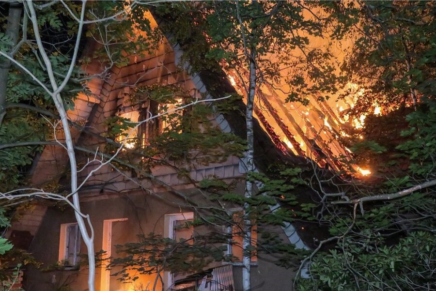 Nach Brand in Lößnitz: Zwei Jugendliche stellen sich - Als die Feuerwehr anrückte, brannte das Gebäude lichterloh. Es wurde seit mehr als 20 Jahren nicht mehr genutzt. Die Versorgungsleitungen waren seit langem gekappt. Es gab also auch keinen Gasanschluss. 
