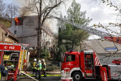 Nach Brand in Meerane: Fünfköpfige Familie zieht in Wohnung - Durch den Brand an der Schönberger Straße entstand ein Schaden von 400.000 Euro.