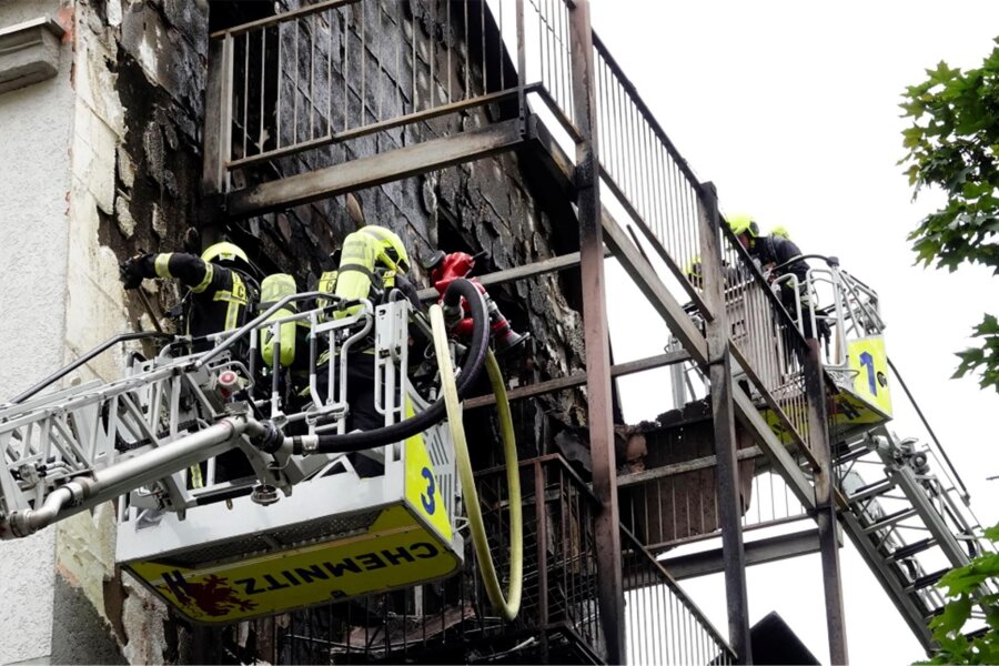 Nach Brand in Mehrfamilienhaus in Chemnitz: Vier Wohnungen vorerst nicht bewohnbar - Der Einsatz an der Lützowstraße dauerte mehrere Stunden. Ein Übergreifen der Flammen auf den Dachstuhl konnte verhindert werden.