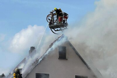 Nach Brand in Oederan: Stadt sammelt Spenden - Die Feuerwehr wurde am Montag um 13.48 Uhr alarmiert. Bei den Löscharbeiten am Dachstuhl drang viel Wasser ein. 
