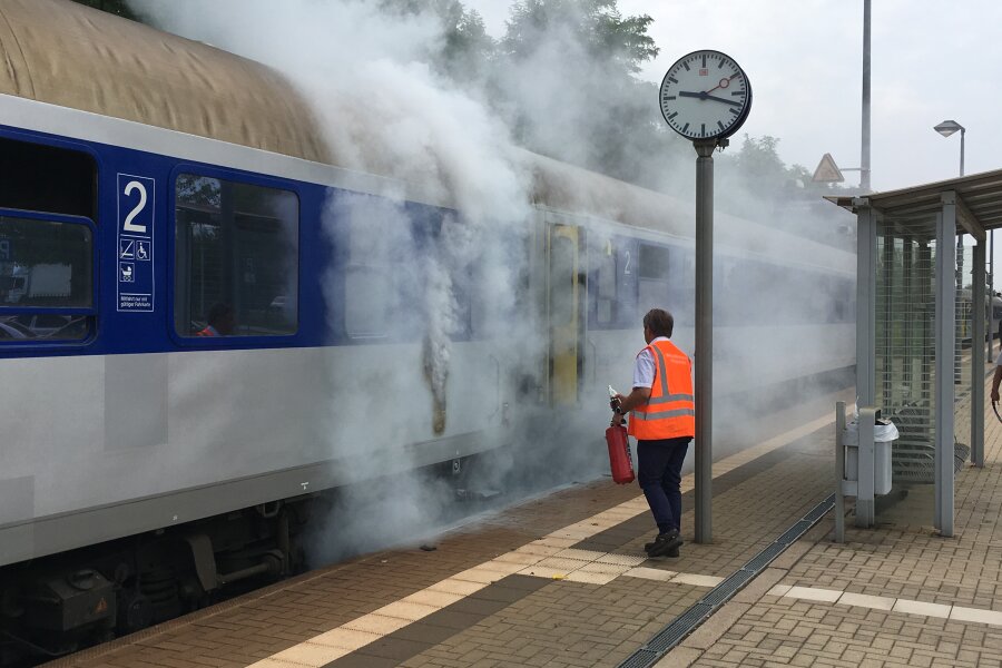 Nach Brand in Zug der Mitteldeutschen Regiobahn: Strecke wieder frei - Das Zugpersonal löschte die Flammen.