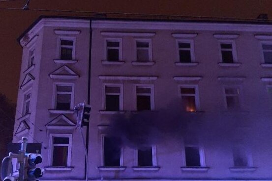 Nach Brand in Zwickau-Marienthal: 18 Bewohner müssen in Hotel übernachten - Ein Wohnungsbrand in einem Mehrfamilienhaus an der Sonnenstraße in Zwickau-Marienthal hat in der Nacht von Sonntag zu Montag für einen Blaulichteinsatz gesorgt. 