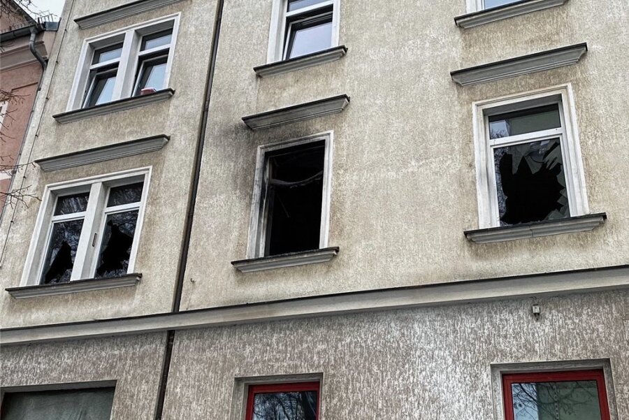 Nach Brand in Zwickau-Marienthal: Mieter dürfen in ihre Wohnungen zurück - Wegen der Hitze sind in der Brandwohnung mehrere Fensterscheiben geborsten.