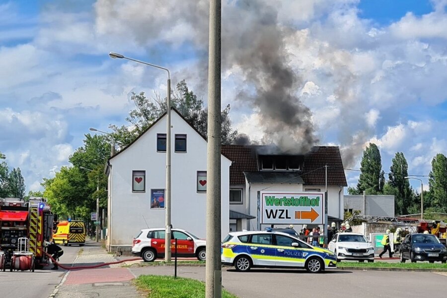 Nach Brand in Zwickauer Bordell: Prostituierte aus Haft entlassen - Das Feuer war am 1. September in einem Hinterhaus des Bordells an der Reichenbacher Straße in Zwickau ausgebrochen. Feuerwehr und Polizei eilten zum Brandort.