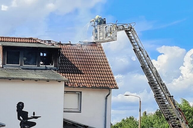Nach Brand in Zwickauer Bordell: Verdächtige in Untersuchungshaft - Die Feuerwehr hatte den Brand per Drehleiter gelöscht. 