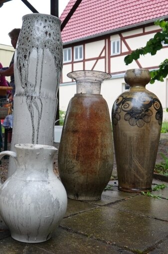 Nach Brand ist jetzt Ausräumen angesagt - Diese Vasen sind bereits vom Ruß befreit.
