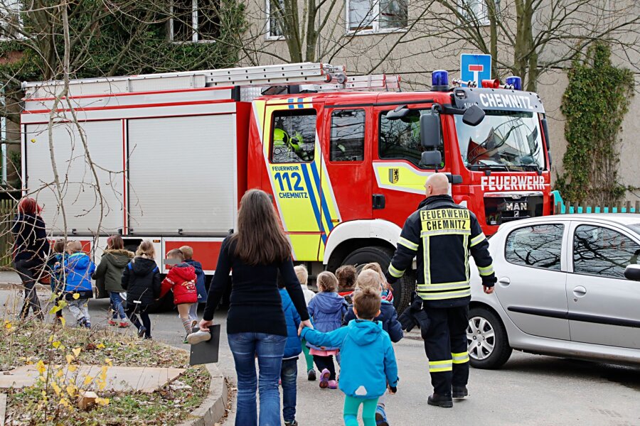 Nach Brand: Kita voraussichtlich noch bis Dienstag geschlossen - Die Chemnitzer Feuerwehr war am Morgen wegen eines Feuer in einer Kita im Einsatz.