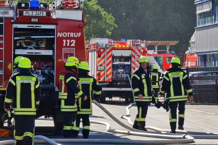 Nach Brand läuft Betrieb weiter - Einen Feuerwehreinsatz hat es am Montagabend auf dem Gelände der Firma Köstner Stahlzentrum am Plauener Leuchtsmühlenweg gegeben. Die Ursache des Feuers ist noch ungeklärt. 