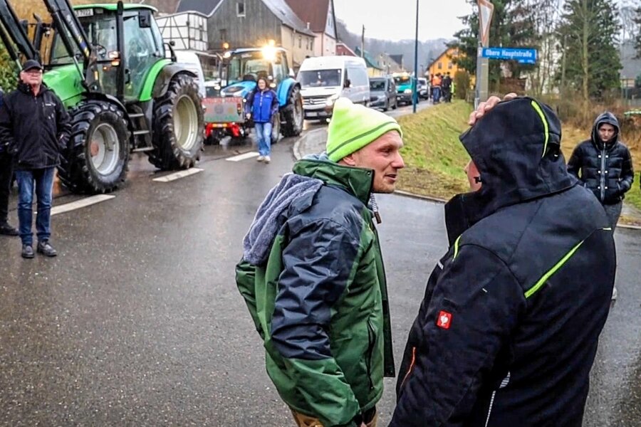 Nach Brandanschlag auf Bauernhof im Erzgebirge: Hilfe kommt aus ganz Deutschland - Nick Alscher (Mitte) im Gespräch mit dem betroffenen Landwirt Carsten Schulze.