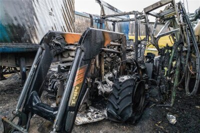 Nach Brandanschlag auf Bauernhof im Erzgebirge startet eine weitere Solidaritätsaktion - Verbrannte Fahrzeuge auf dem Bauernhof in Oelsnitz/Erzgebirge.