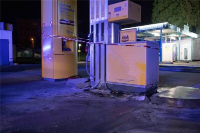 Nach Brandanschlag auf Jet-Tankstelle in Freiberg: Jetzt äußert sich der Konzern - In der Nacht zum Sonntag wurde ein Mülleimer neben einer Zapfsäule der Jet-Tankstelle an der Olbernhauer Straße in Freiberg angezündet.