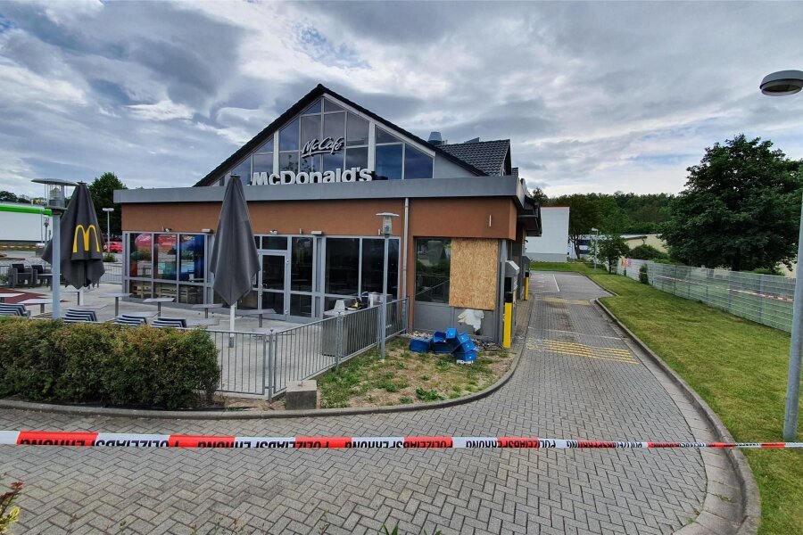 Nach Brandanschlag auf McDonald‘s in Zwickau: Ex-Mitarbeiter (30) und Begleiterin (27) festgenommen - Die McDonald's Filiale an der B 93 in Zwickau bleibt vorerst geschlossen. Der verwüstete Drive-In-Schalter wurde notdürftig mit Holzbrettern vernagelt.