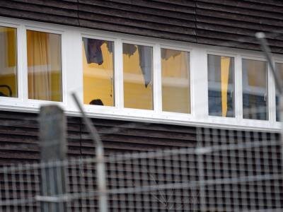 Nach Brandanschlag in Einsiedel: Eine Familie zieht aus Gebäude aus - Erstaufnahmeeinrichtung in Einsiedel.