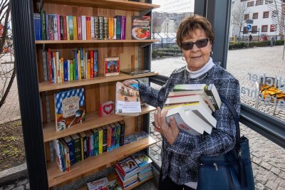 Nach Brandstiftung: Bücherbox in Meerane wieder prall gefüllt - Zu den ersten Nutzern gehört Erika Schilling. 