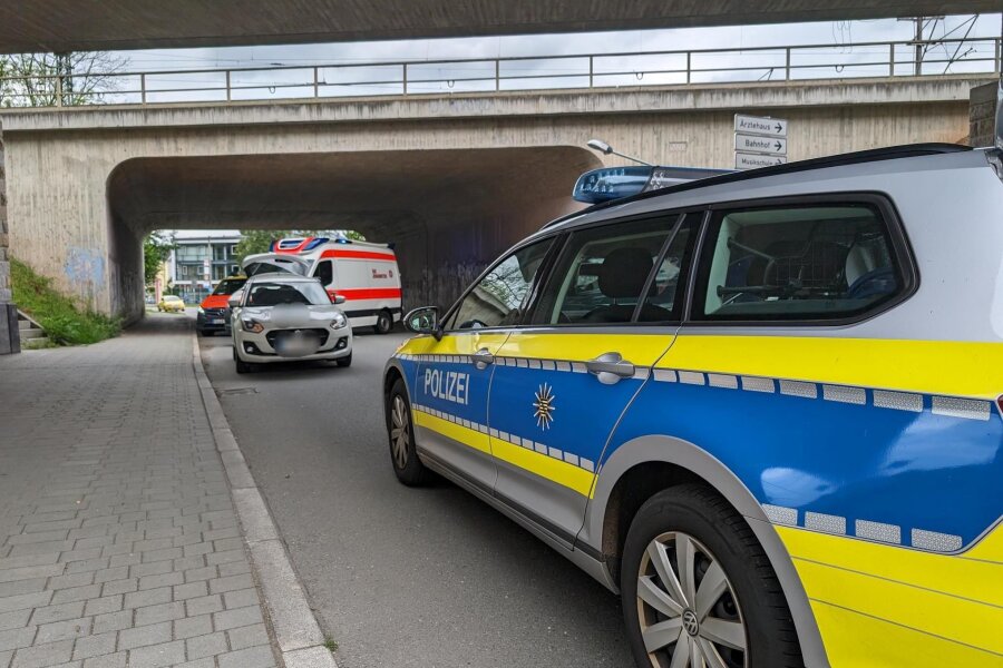 Nach Brücken-Sturz in Flöha: Bislang keine Anhaltspunkte für Suizid oder Straftat - Rettungsdienst, Notarzt und Polizei eilten am Mittwoch zu einem Unfall in Flöha.