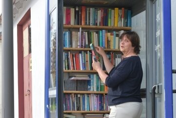 Nach Büchern stöbern in der Telefonzelle - In Naundorf kümmert sich Antje Homilius um die Tauschbörse.