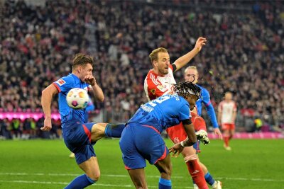 Nach Bundesliga-Topspiel: Bayern erleichtert, Leipzig hadert - Der Moment, der die Bayern jubeln, RB hadern ließ: Harry Kane legt den Ball zwischen Willi Orban und Mohamed Simakan hindurch ins Netz.