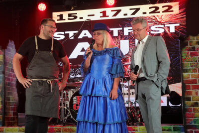 Nach Corona-Pause: Auer Stadtfest bietet Feuerwerk, Rummelstimmung und Bühnenprogramm - Stadtfestauftakt mit Festzeltwirt Jan Fuchs (links) und den beiden Moderatoren Jana Hecker und Steffen Kindt.